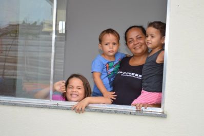 notícia: ‘Melhor presente que eu poderia receber’, celebra mãe que irá morar no Residencial Vila dos Oliveiras