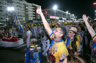 notícia: ‘Mostramos a potência que é o Carnaval do Amapá’, celebra governador na abertura do desfile das escolas de samba