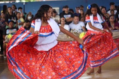 notícia: Governo do Amapá reúne mais de mil estudantes na sexta edição do projeto ‘Cantando Marabaixo nas Escolas’, em Ferreira Gomes