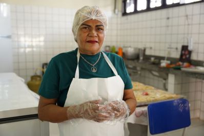 notícia: ‘Estamos muito felizes com a cozinha nova', conta funcionária durante entrega de escola revitalizada pelo Governo do Amapá