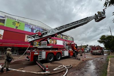 notícia: Autoescada mecânica do Corpo de Bombeiros possibilita combate eficiente de incêndio em Santana 