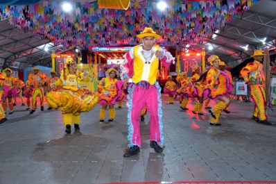 notícia: Arraiá do Povo: quadrilhas tradicionais agitam primeira noite do festival do ‘Arraiá no Meio do Mundo’