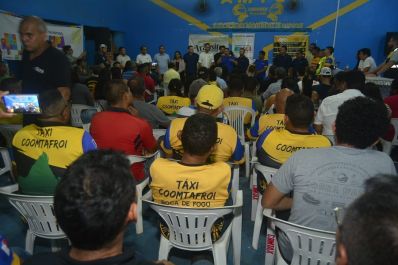 notícia: Governador Clécio Luís entrega mais de 130 certificados de qualificação profissional a taxistas de Oiapoque
