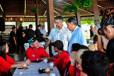 notícia: Governador Clécio Luís homenageia empreendedores e trabalhadores do Residencial Vila dos Oliveiras, em Macapá