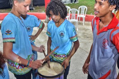 notícia: Central do Marabaixo: cerca de 150 estudantes da rede pública participaram de oficinas, intervenções artísticas e apresentações, em Macapá