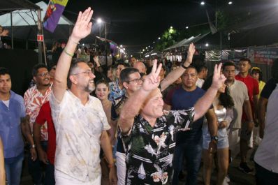 notícia: 'O carnaval de Santana se consolidou como o maior da Amazônia no estilo micareta. Isso é diversão, mas também renda e emprego', celebra governador d