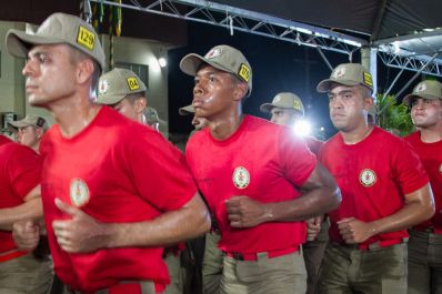 notícia: 'Orgulho imenso', celebra aluno-soldado ao receber uniforme oficial do Corpo de Bombeiros do Amapá