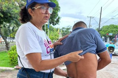 notícia: Governo do Amapá conscientiza população sobre a hanseníase em ação na Feira do Agricultor, em Macapá