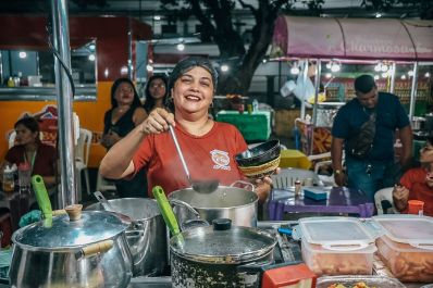 notícia: ‘Estamos tendo um ótimo retorno financeiro’, celebra vendedora de comidas típicas na programação do Carnaval do Povo