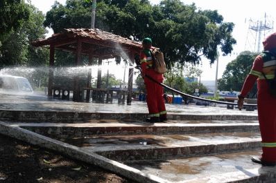 notícia: Governo do Amapá realiza serviços de limpeza na Praça da Bandeira e no Sambódromo, em Macapá 