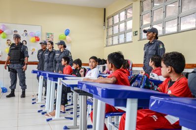 notícia: Alunos do curso de formação da Polícia Militar levam práticas de policiamento para escola no Conjunto Miracema, em Macapá