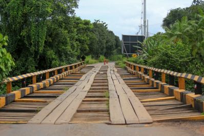 notícia: Governo do Amapá realiza manutenção emergencial na ponte sobre o rio Anauerapucu, em Santana