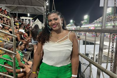 notícia: ‘Faço questão de me arrumar com as cores da escola’, conta moradora de Santana que animou torcida no Sambódromo de Macapá