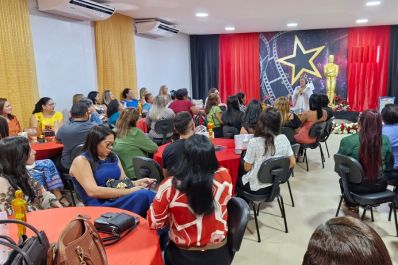 notícia: Governo do Amapá celebra aniversário do Centro de Valorização da Educação com homenagens aos servidores