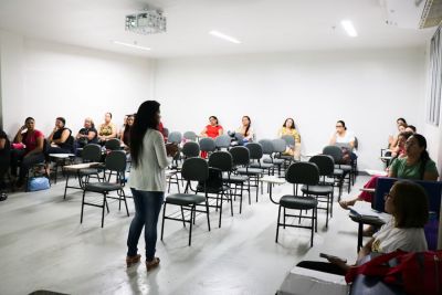 notícia: Profissionais da maternidade Mãe Luzia aprendem abordagens terapêuticas para incentivar aleitamento materno, no Amapá