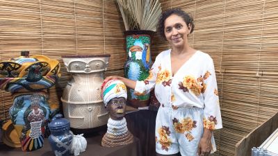 notícia: Artesã participante de feira oferece espaço inclusivo e sensorial para visitantes na 53ª Expofeira do Amapá