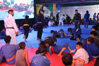 notícia: Crianças e adolescentes participam de aulão de jiu-jitsu durante 53ª Expofeira do Amapá