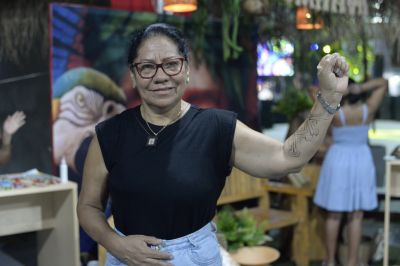 notícia: ‘A experiência de fazer pela 1ª vez uma pintura indígena é sem igual’, diz servidora ao visitar a 53ª Expofeira do Amapá