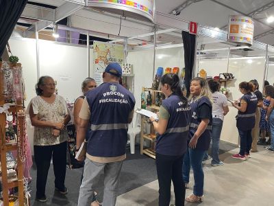 notícia: Procon orienta e fiscaliza empreendimentos na 53ª Expofeira do Amapá para garantir o direito dos consumidores