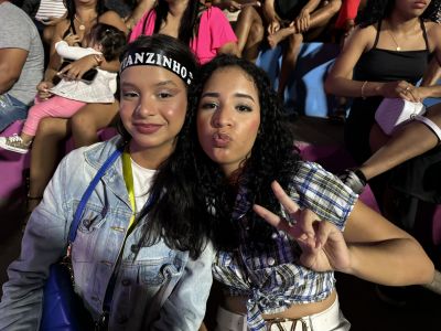 As amigas Ingrid e Brenda chegaram cedo para conseguir um bom lugar para ver o show