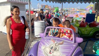 notícia: 'Chegamos cedo e fomos muito bem acolhidos com água e ingressos’, diz mãe que aproveitou a gratuidade nos brinquedos da 53ª Expofeira do Amapá