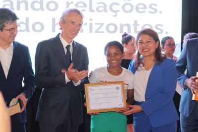 notícia: 'Me sinto muito feliz em fazer parte disso', diz aluna de escola bilíngue ao receber prêmio do concurso da Embaixada da França