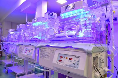 notícia: Com avanço nas obras, Hospital Mãe Luzia começa a receber novos equipamentos para UTI Neonatal