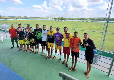 notícia: Seleção de futebol de Tartarugalzinho treina no Estádio Municipal Nelson da Costa, entregue pelo Governo do Estado