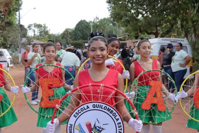 notícia: 'É uma valorização das comunidades quilombolas', conta aluna no desfile cívico promovido pelo Governo do Amapá no distrito da Pedreira