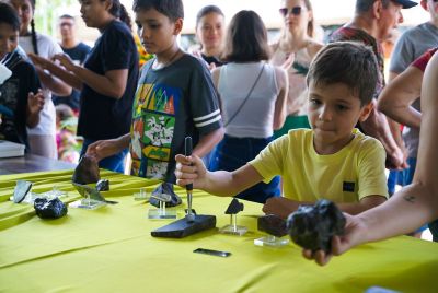 notícia: Exposição de meteoritos diverte público no último dia do Festival Equinócio 2024, realizado pelo Governo do Estado