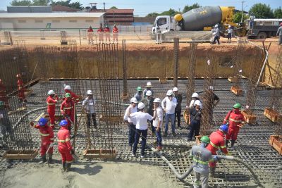 notícia: ‘Momento histórico na maior obra de saúde do Amapá’, destaca governador Clécio Luís ao acompanhar concretagem da fundação do novo HE, em Macapá