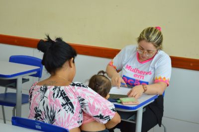 notícia: Outubro Rosa: Governo do Amapá leva prevenção ao câncer de mama para moradoras dos residenciais de Macapá