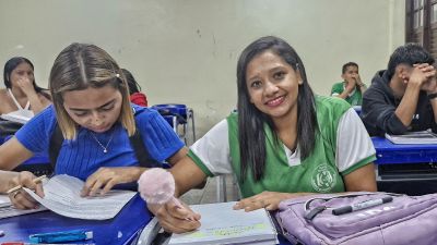 notícia: ‘A sala de acolhimento me fez faltar menos nas aulas’, conta estudante beneficiada pelo programa 'Crescendo Juntos' do Governo do Amapá