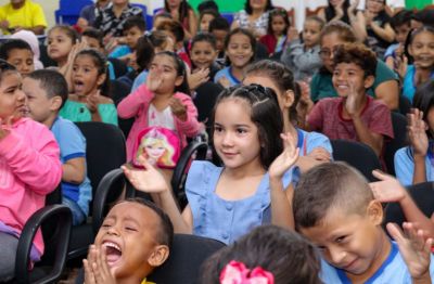 notícia: Com filmes e teatro, 660 alunos se divertem no encerramento da Semana das Crianças da Escola Estadual Nelita Dias, em Macapá