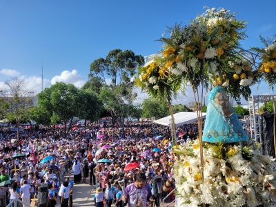 notícia: Milhares de fiéis foram às ruas para rezar, cantar e pagar promessas na procissão do Círio de Nazaré em Macapá