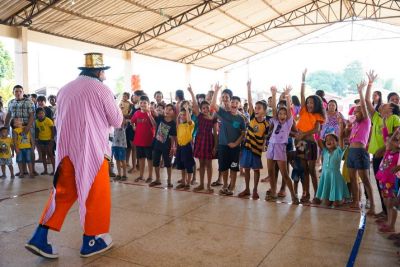 notícia: Governo do Amapá encerra mês das crianças com brincadeiras e alegria para moradores do Residencial Mestre Oscar, em Macapá