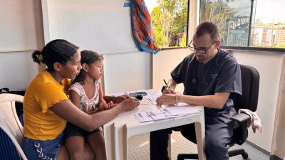 notícia: Famílias do Bailique recebem alimentos, água e atendimento de saúde em ação emergencial do Governo do Amapá