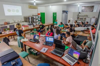 notícia: Governo do Estado entrega cartões para beneficiários do programa 'Afrocientista' no 1º Encontro dos Quilombos do Amapá