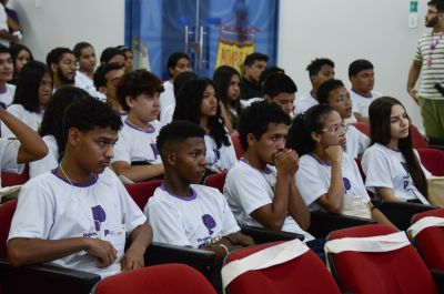 notícia: Governo do Amapá realiza aula inaugural de cursos para qualificação profissional de 150 jovens, em Macapá