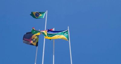 notícia: Momento histórico: bandeira símbolo da resistência negra do Amapá é hasteada pelo Governo do Estado em praça de Macapá