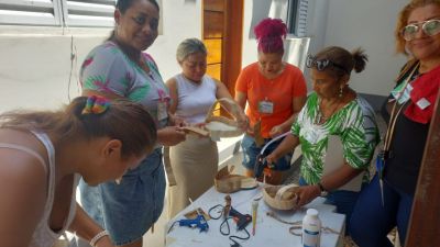 notícia: Com apoio do Governo do Estado, mulheres recebem curso de artesanato com fibras e sementes, em Macapá