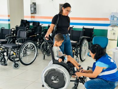 notícia: Reabilita Amapá: Governo do Estado entrega 366 cadeiras de rodas para pacientes do Creap nos municípios