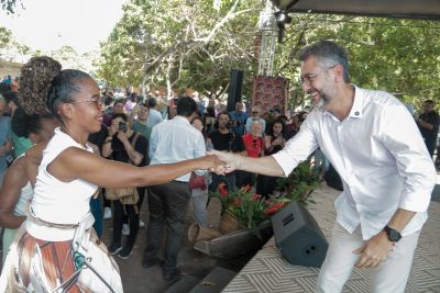 notícia: ‘Direito ao desenvolvimento sem esquecer a cultura e a história’, diz governador Clécio Luís na titulação definitiva do Quilombo do Rosa, em Macapá