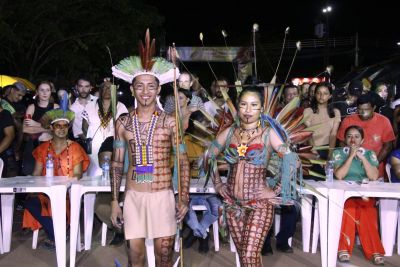 notícia: Com penas de arara e pintura Yarari, jovens Galibi Marworno vencem 1º Concurso Casal Indígena do Amapá