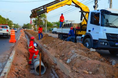 notícia: Governo do Estado instala tubos de drenagem em via paralela na Rodovia Duca Serra, em Macapá