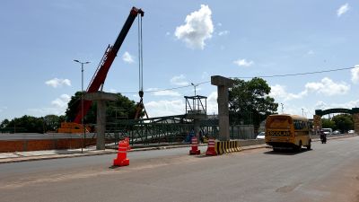 notícia: Governo do Amapá inicia instalação da 6ª passarela de pedestres na Rodovia Duca Serra; veja como fica fluxo de veículos