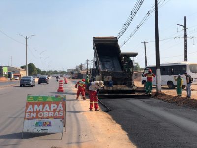 notícia: Governo do Amapá realiza serviços de pavimentação asfáltica na Rodovia Duca Serra, em Santana