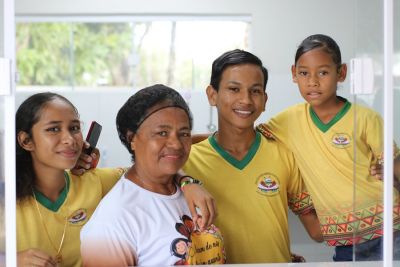 notícia: 'Posso fazer o meu trabalho ainda com mais amor', celebra merendeira da Escola Antônio Figueiredo entregue pelo Governo do Estado, em Macapá