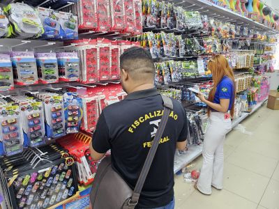 notícia: ‘Natal Seguro’: operação do Ipem-AP fiscaliza luminárias e brinquedos em estabelecimentos comerciais de Macapá