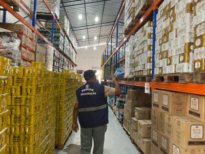 notícia: Procon Amapá finaliza 3ª etapa da operação ‘Fim de Ano’ com fiscalização em distribuidoras de bebidas, em Macapá e Santana